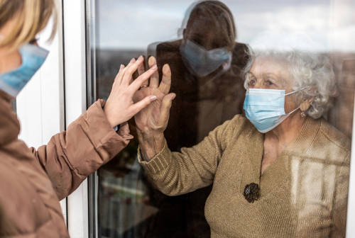 La solitudine degli anziani in casa di riposo e RSA: il punto dopo due anni di pandemia