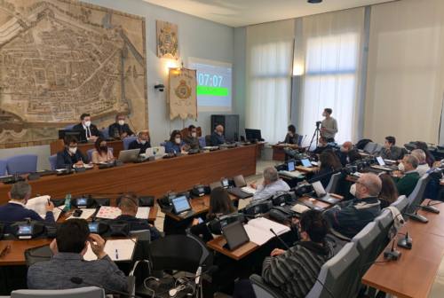 Nuovo ospedale Pesaro, sì del Consiglio all’accordo di programma: il Comune dovrà realizzare un parcheggio da 300 posti