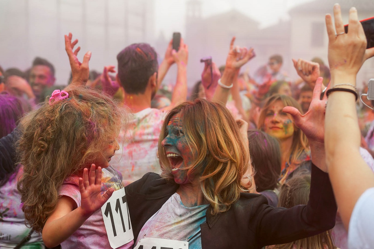 La corsa colorata è uno degli appuntamenti più attesi alla festa dei folli a Corinaldo. In foto: l'edizione 2018