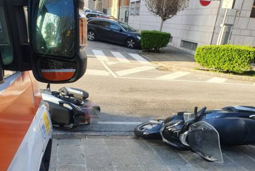 Ancona, scontro fra scooter al Viale della Vittoria:  ferita una 18enne
