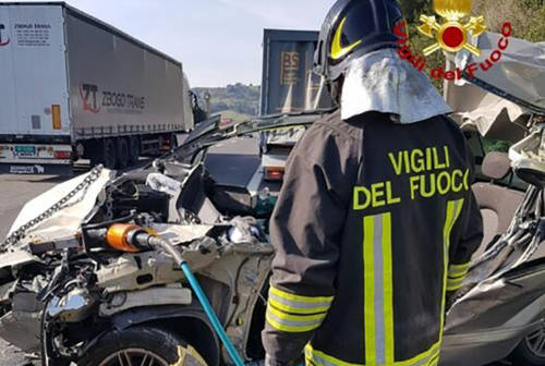 Dramma in autostrada: tamponamento tra auto e furgone, muore una 41enne di San Benedetto