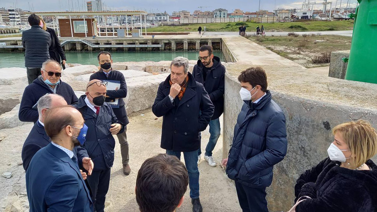L'incontro sul futuro del porto di Senigallia tra il presidente Acquaroli, la giunta comunale e le associazioni di categoria