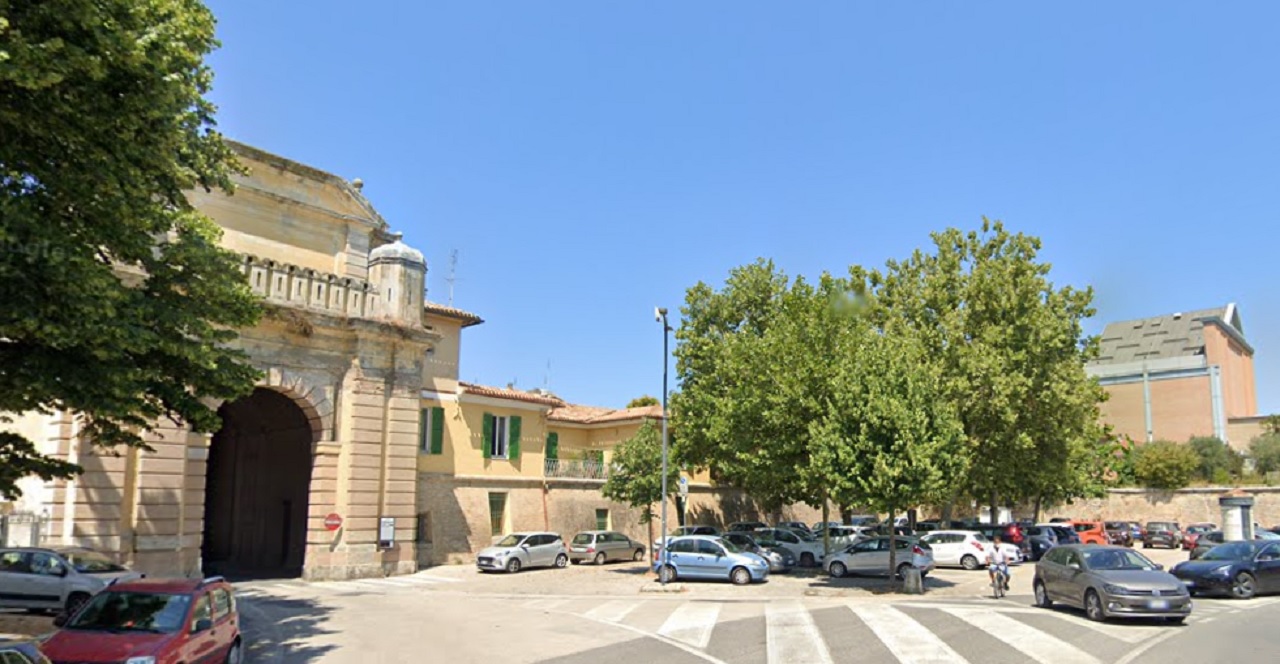 Porta Mazzini e il parcheggio della pesa pubblica di viale Leopardi, a Senigallia
