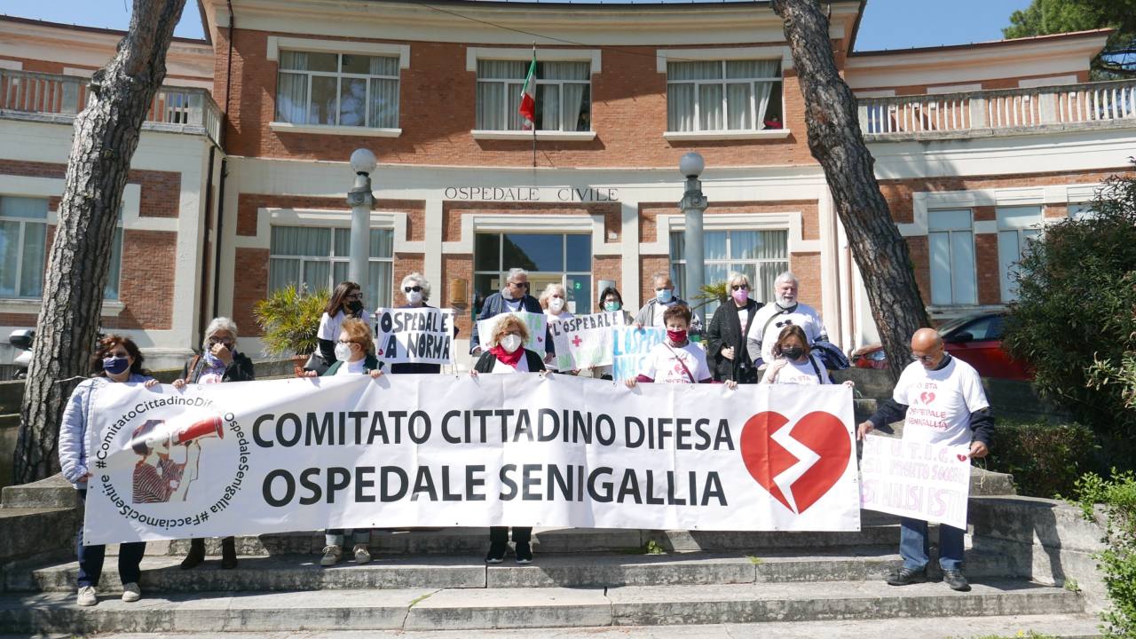 Manifestazione di protesta per la sanità pubblica del comitato cittadino a difesa dell'ospedale di Senigallia