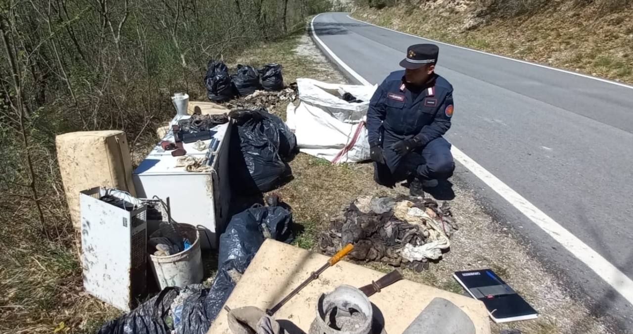 L'attività di Carabinieri forestali, cittadini e Comune ha permesso il recupero dei rifiuti speciali pericolosi abbandonati a Caudino di Arcevia