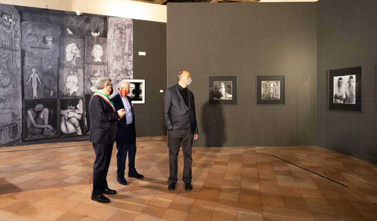 Inaugurata a palazzo del Duca di Senigallia la mostra di Roger Balllen “The Place of The Upside Down”