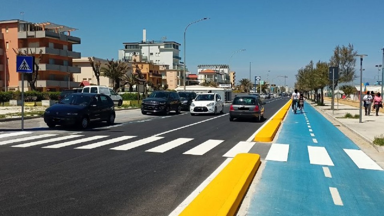 Doppio senso di marcia sul lungomare Da Vinci, a Senigallia: a destra la pista ciclabile