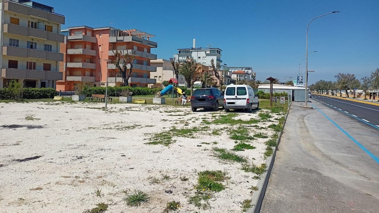 Ridotta una delle due aree verdi del lungomare Da Vinci per recuperare alcuni parcheggi persi con il ripristino del doppio senso di marcia