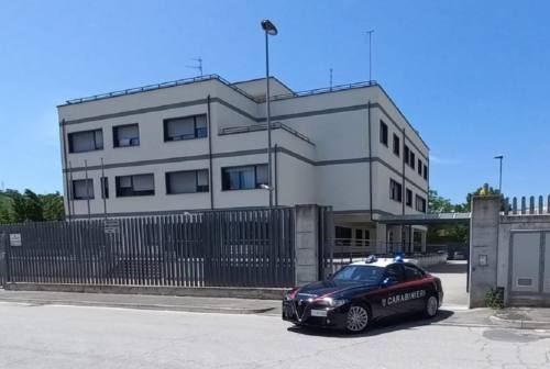 San Ginesio, litiga con una coppia poi dà una bottigliata al figlio: tutti denunciati