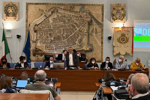 Variazione di bilancio, sì del consiglio comunale di Pesaro: 3,1 milioni per pagare il caro-bollette. Ricci: «L’inflazione pesa»
