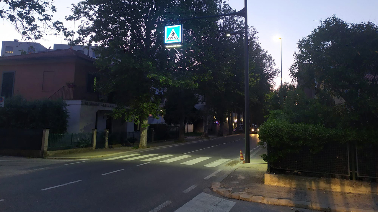 In via Capanna uno degli attraversamenti pedonali luminosi per aumentare la sicurezza sulle strade di Senigallia