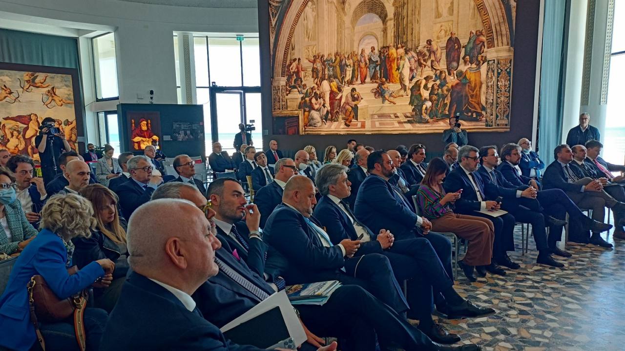 La commissione sviluppo economico della conferenza delle Regioni e delle Province autonome si è svolta alla rotonda a mare di Senigallia, dov'è allestita la mostra su Raffaello