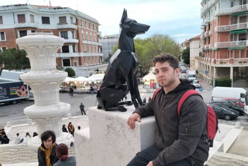 Ancona, fiera di San Ciriaco con sorpresa: c’è un cane seduto sul Monumento al Passetto. «È bellissimo, ma è una scultura»