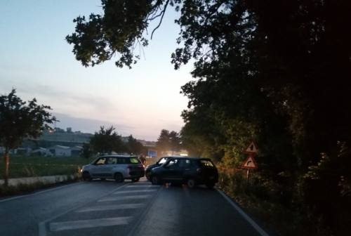 Montemarciano, assalto dei banditi all’Eurocom: usati sette veicoli rubati per sbarrare la strada, disseminati chiodi