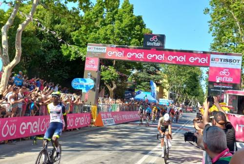 Giro d’Italia, nella festa di Jesi Girmay scrive la storia