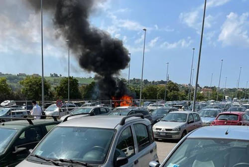 Ancona, auto in fiamme al parcheggio dell’ospedale di Torrette – FOTO