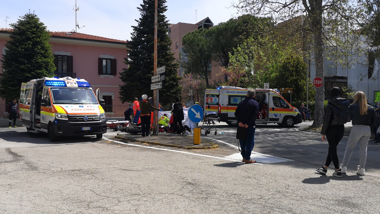 I soccorsi per l'incidente in via Capanna, a Senigallia