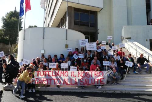 «Tuteliamo il nostro diritto alla salute», sit-in dei genitori dei bambini cardiopatici davanti alla Regione Marche