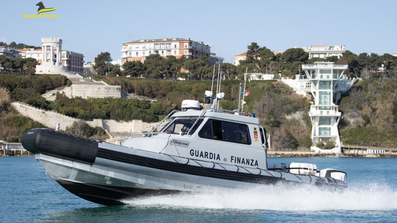 Una motovedetta della Guardia di Finanza di Ancona