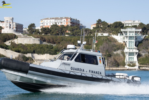 Barca in avaria vicino il porto di Senigallia, coppia di Fano salvata dalla Guardia di Finanza