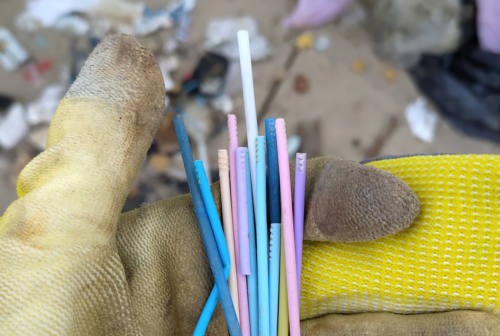 Plastica, sigarette e scarti della pesca: ecco cosa c’è su 7 spiagge della costa marchigiana. L’indagine di Legambiente