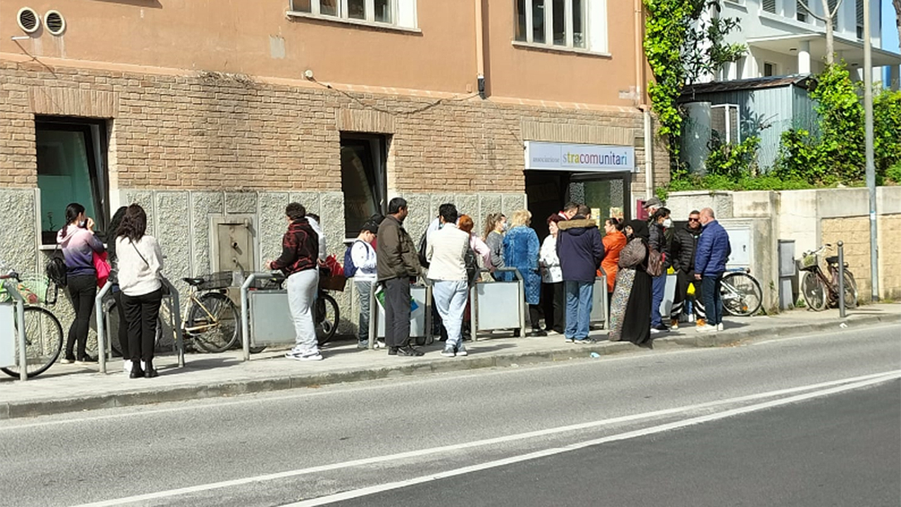 Senigallia: la fila di persone in attesa davanti l'associazione Stracomunitari per la distribuzione di cibo e aiuti