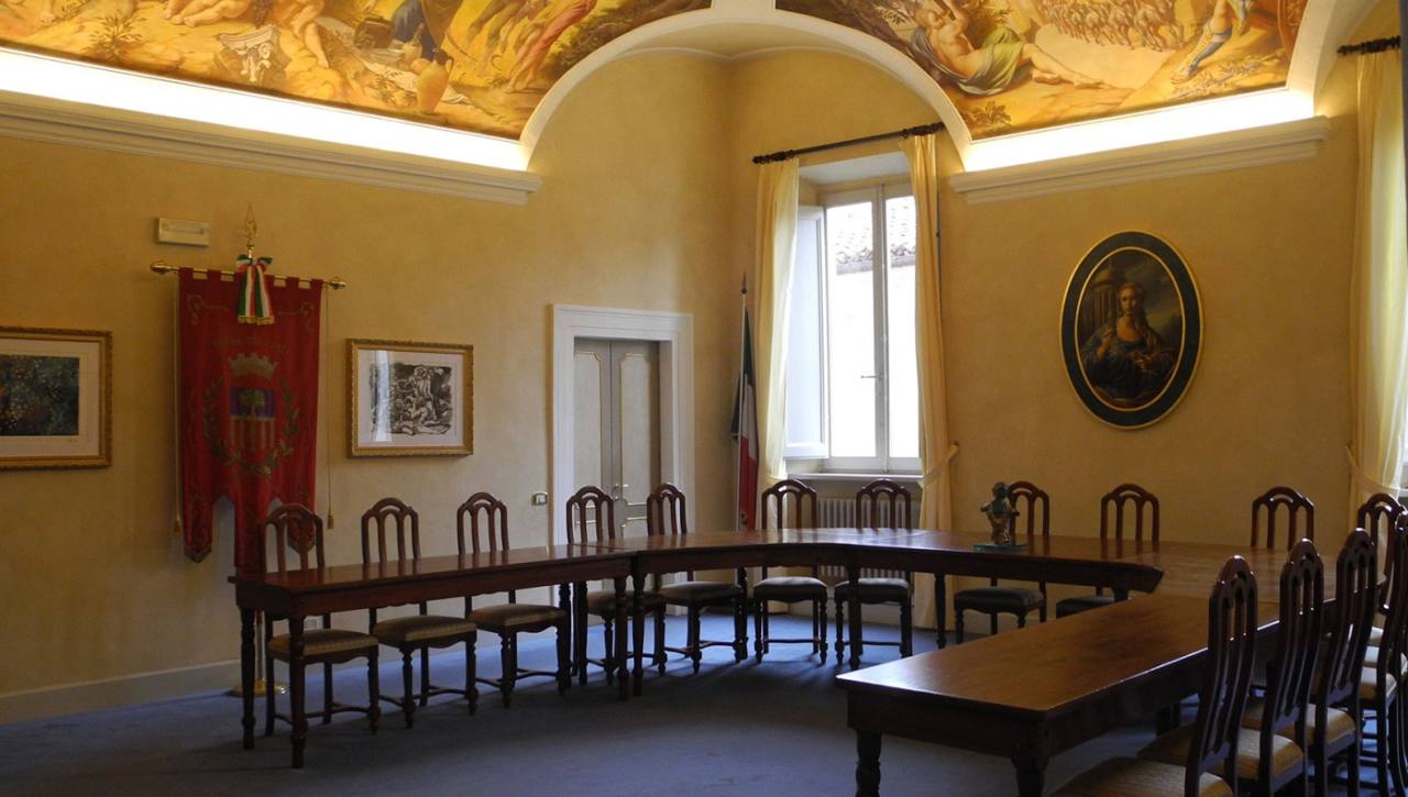 La sala consiliare del municipio di Serra de' Conti, per le sedute del consiglio comunale