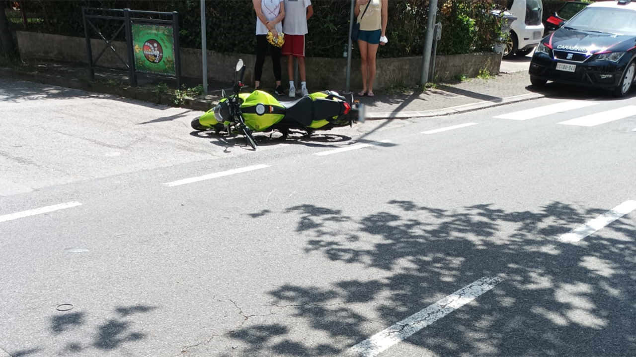 La moto del giovane centauro a terra dopo l'impatto con un'auto in via Capanna
