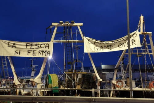 Fano, i pescatori allo stremo. La solidarietà del sindaco Seri: «Servono risposte concrete»