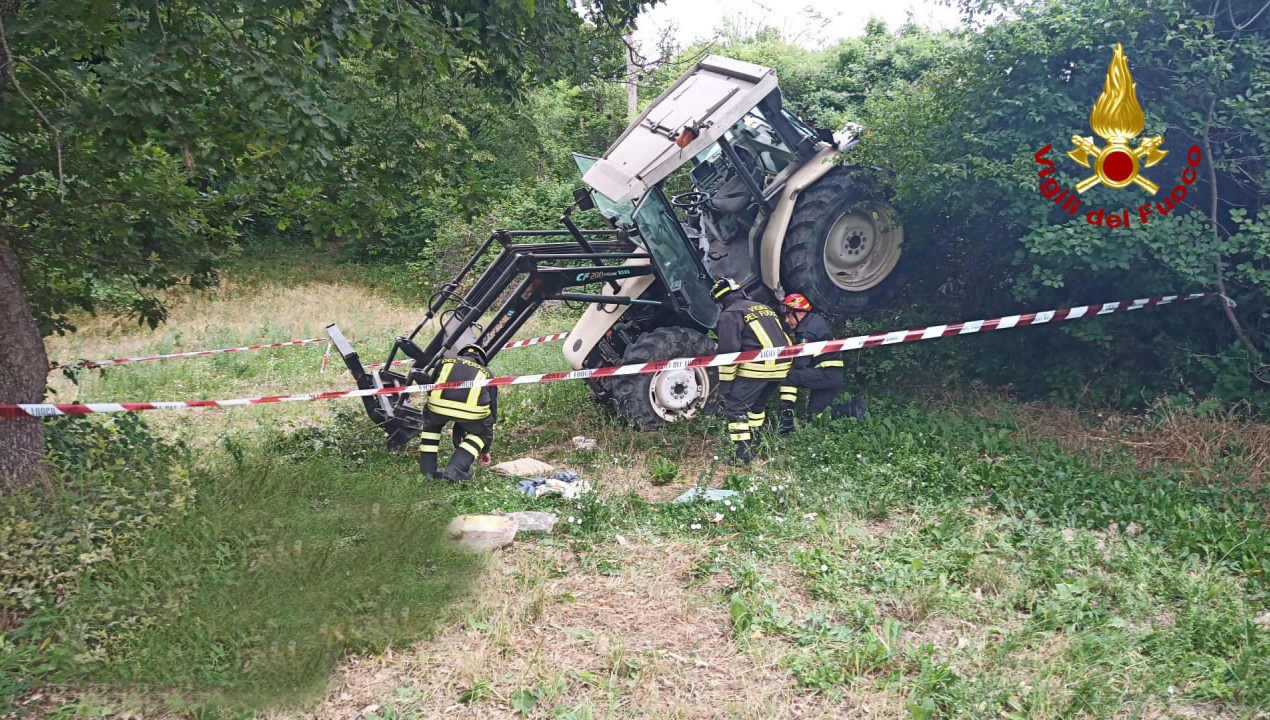 sbalzato via dal trattore finisce in dirupo e muore