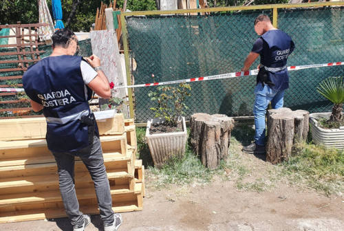 Pesaro, bruciava plastica, legno verniciato e mobili usati: nei guai un pesarese