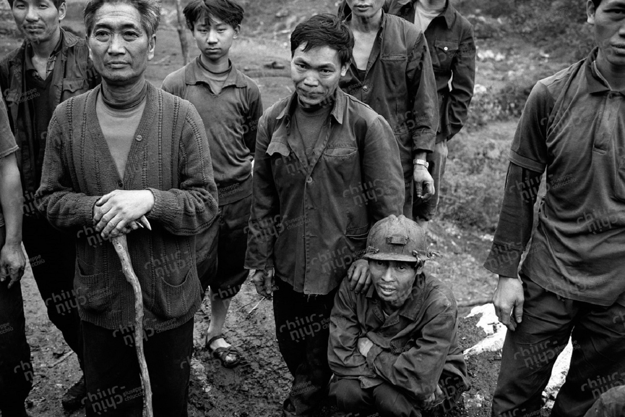 Una delle fotografie di Giuseppe Chiucchiù ai minatori cinesi di Guizhou esposte ad Arcevia