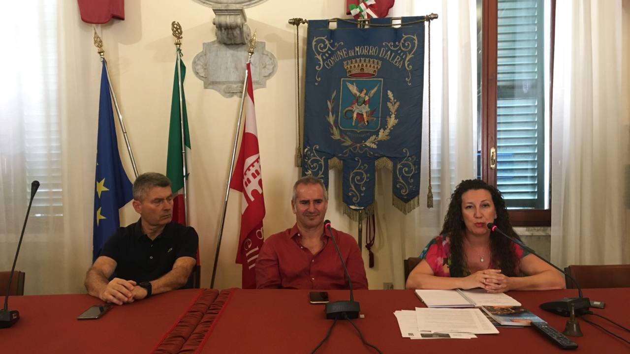 La conferenza stampa dell'edizione 2022 del Lacrima Wine Festival a Morro d'Alba: da sinistra il vicesindaco Raniero Romagnoli, il direttore artistico Giovanni Seneca e l'assessora Alessandra Boldreghini