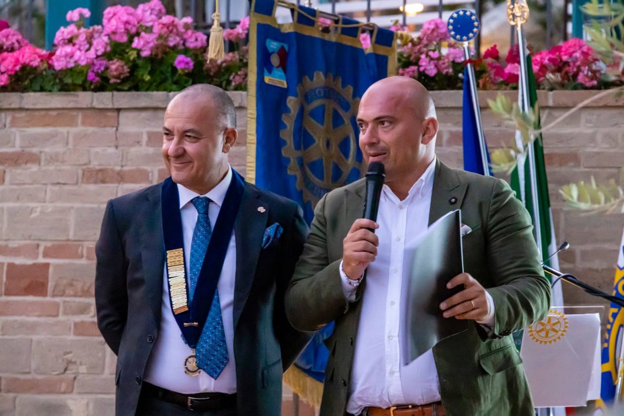 Il Rotary alla consegna del progetto al sindaco Simone Pugnaloni