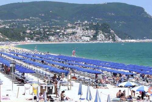 Estate 2023, spiagge marchigiane più salate: rincari giornalieri tra 1 e 2 euro per ombrellone e due lettini. Cresce anche il caffè al bar dei balneari