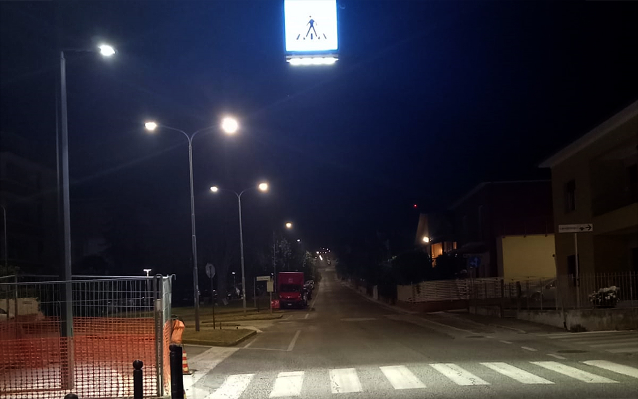 L'attraversamento pedonale luminoso in via G. Garibaldi, a Marzocca di Senigallia