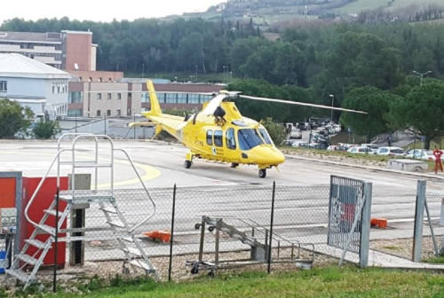 Pesaro, 21enne finisce con l’auto in un dirupo: in codice rosso all’ospedale regionale di Torrette