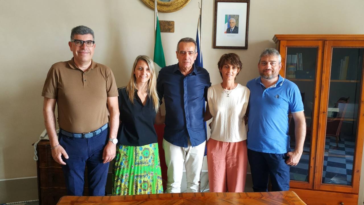 Ecco la nuova giunta del neo sindaco di Corinaldo Gianni Aloisi (al centro). Da sinistra: Luca Olivieri, Sara Bettini, Barbara Rotatori e Francesco Spallacci