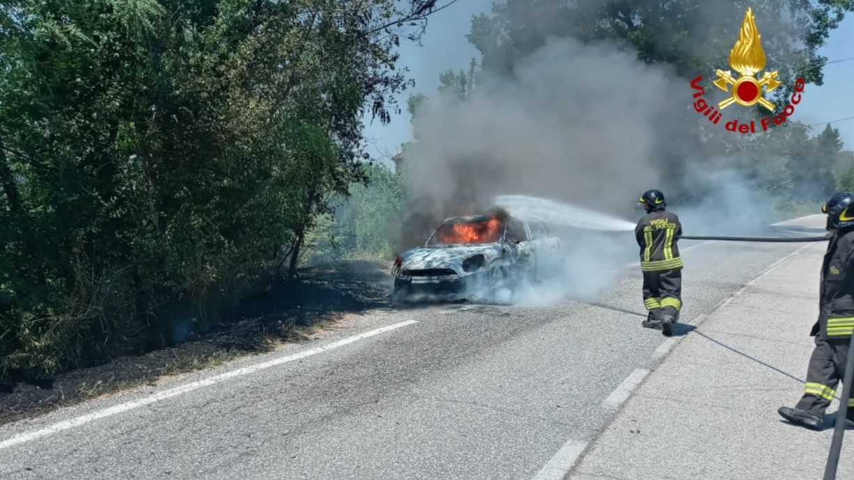 I vigili del fuoco intervenuti per l'incendio a Corinaldo