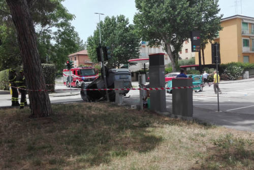 Jesi, scontro all’incrocio tra via Sanzio e Papa Giovanni: macchina capottata e un ferito