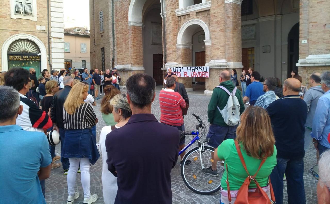 La manifestazione di solidarietà ai lavoratori Progeil di Senigallia