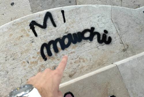 Ancona, vandalizzato il Monumento ai Caduti: ripulito il 9 marzo e già sporco dopo 20 giorni. Un “mi manchi” è uno dei danni più vistosi