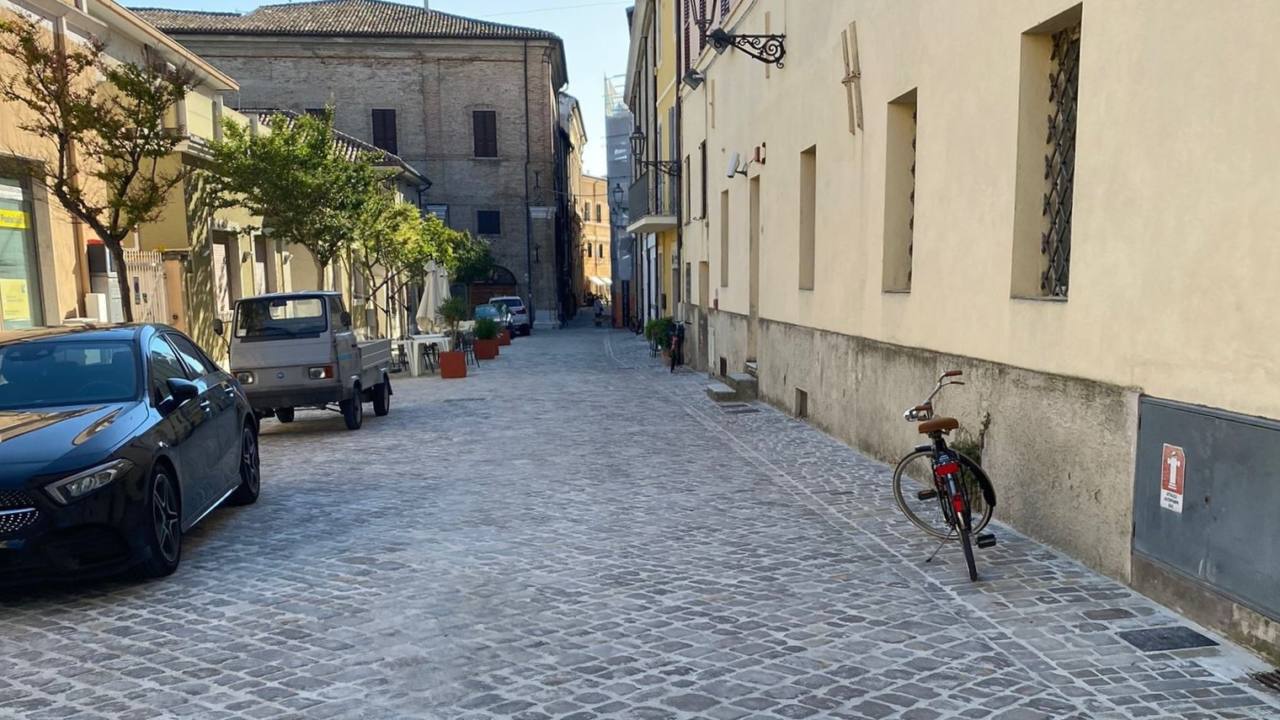 Pavimentazione rifatta in via Armellini a Senigallia