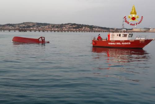 La morte di Mancini nella vongolara: indagati per omicidio colposo il fratello e il comandante. Domani i funerali agli Archi