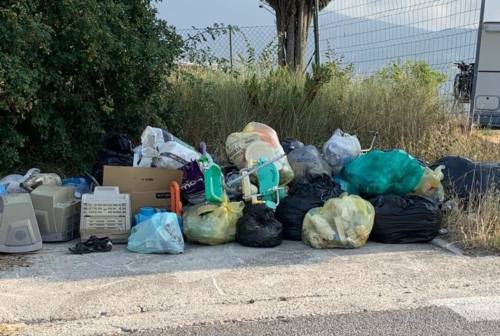 Immondizia abbandonata per strada e degrado: ad Ascoli protestano i residenti di Poggio di Bretta