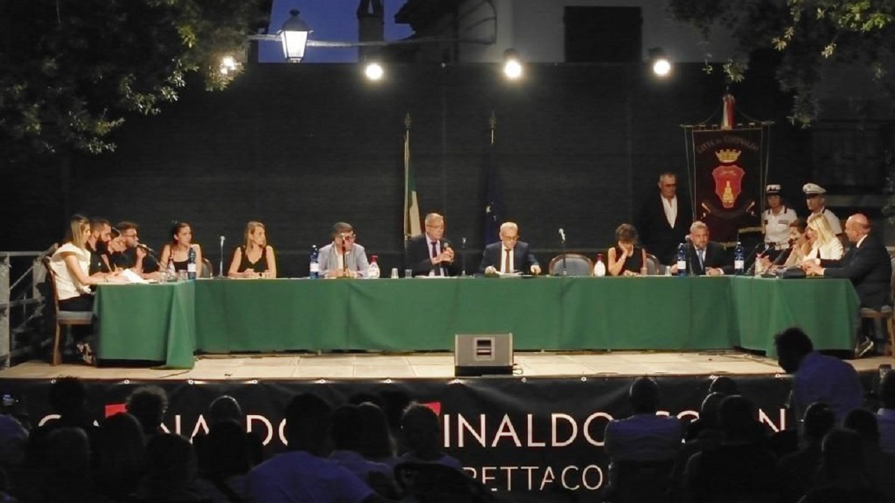 In piazza Il Terreno, a Corinaldo, si è svolto il primo consiglio comunale dopo le elezioni amministrative 2022