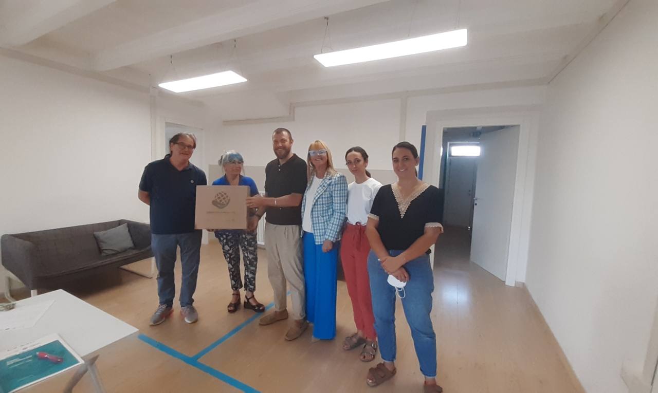 La consegna dal Rotary club alla cooperativa Vivere Verde onlus di Senigallia di un tablet contro l'autismo