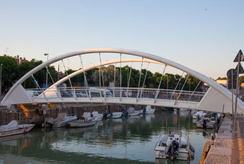 Fano, vandali in azione sul ponte del canale Albani – FOTO