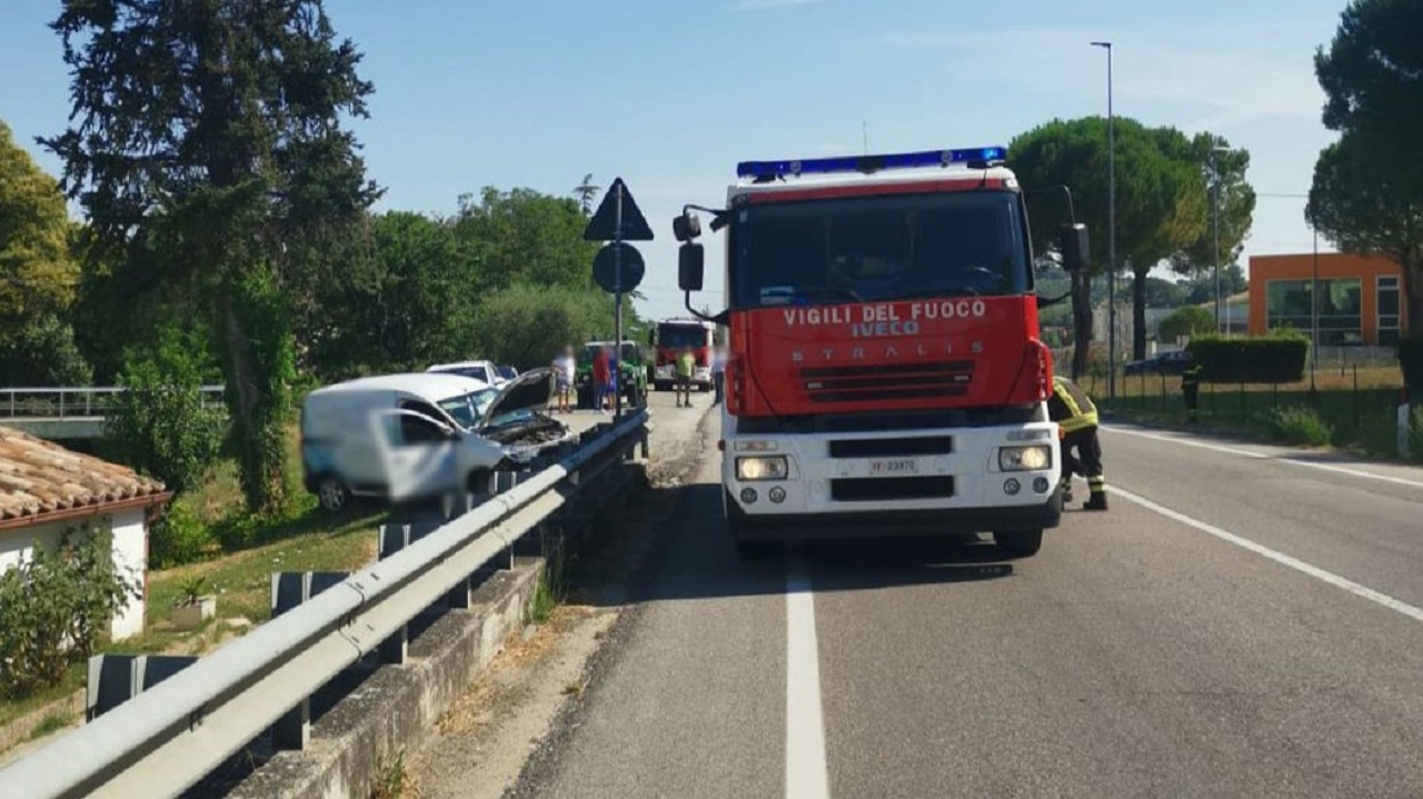 L'incidente avvenuto lungo strada del Termine a Senigallia: sul posto i soccorsi