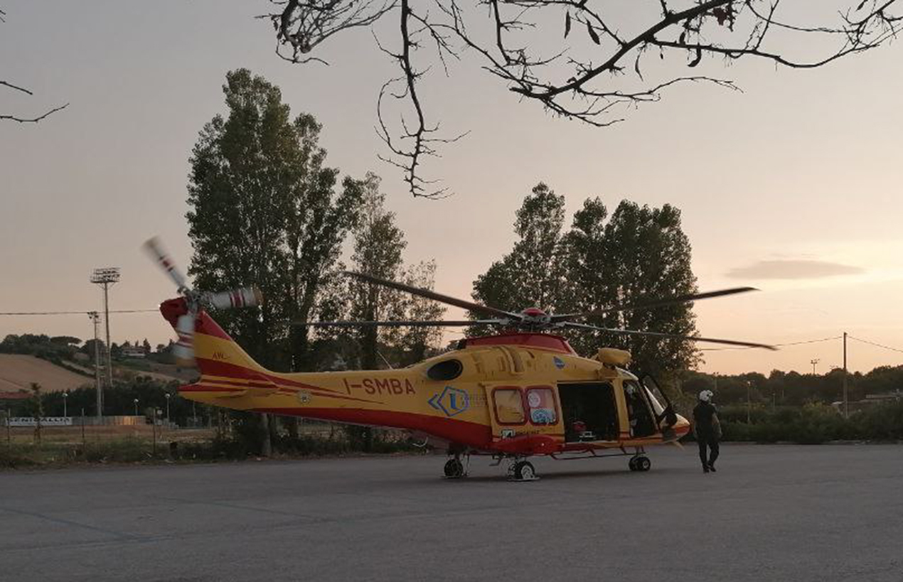 L'eliambulanza atterrata a Senigallia